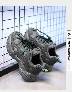 Detalle de zapatillas chunky de malla gris transpirable para niños con cierre rápido