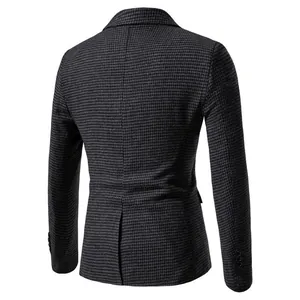 Vue arrière détaillée d'un blazer homme coupe ajustée à motif pied-de-poule avec fente