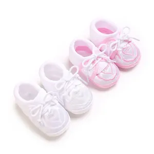 Vue détaillée de chaussettes antidérapantes pour bébé avec broderie cœur et nœuds