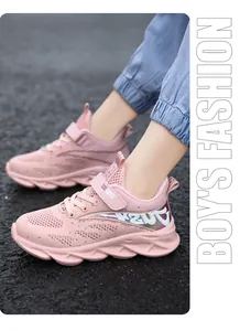Detalle de zapatillas de correr de malla rosa transpirable para niñas en el suelo