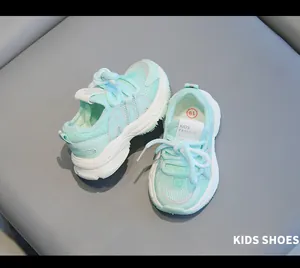 Vue de dessus de baskets en maille vert menthe pour tout-petits avec semelles blanches souples.