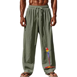 Vue détaillée du pantalon ample en coton et lin pour homme avec un motif de perroquet coloré.