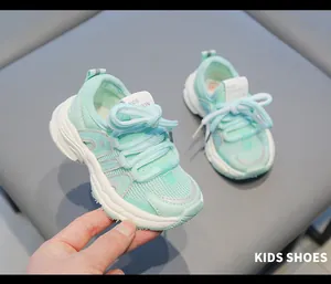 Gros plan sur les baskets en mesh vert menthe pour tout-petits à semelles blanches