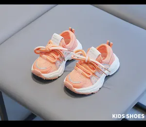 Baskets pour bébés en mesh orange respirant avec semelles souples blanches