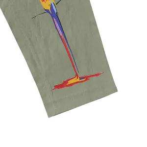 Détail d'un imprimé perroquet coloré sur un pantalon en coton et lin vert olive respirant