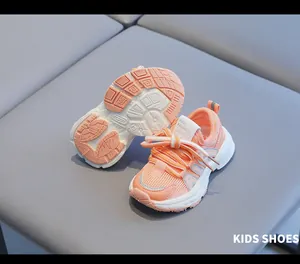 Gros plan de baskets en maille pêche pour tout-petits avec semelles antidérapantes souples