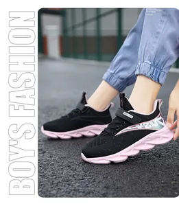 Vista detallada de zapatillas de correr de malla transpirable negra y rosa para niñas