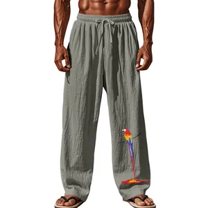 Détail du pantalon gris en coton et lin pour hommes avec imprimé perroquet et coupe large