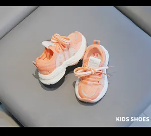 Vue détaillée de baskets en maille respirante orange pour bambins avec semelles.