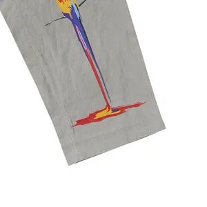 Détail de l'imprimé perroquet coloré sur pantalon homme gris en coton et lin
