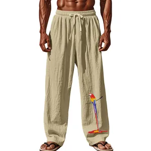 Vue détaillée d'un pantalon ample en coton et lin pour homme avec imprimé perroquet.