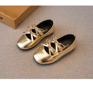 Glänzende goldene Prinzessinnenschuhe für Mädchen mit feinen Doppelschleifen-Details.