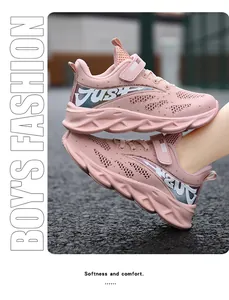 Detalle de las zapatillas de malla rosa transpirable para niñas con suelas onduladas.