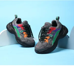 Primer plano de zapatillas de malla transpirable para niños con diseño multicolor