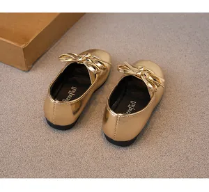 Detailansicht goldener metallischer Kinder-Prinzessin-Schuhe mit klassischem Schleifendesign