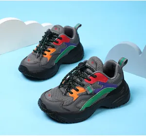 Vista detallada de zapatillas deportivas de malla transpirable para niños en fondo azul