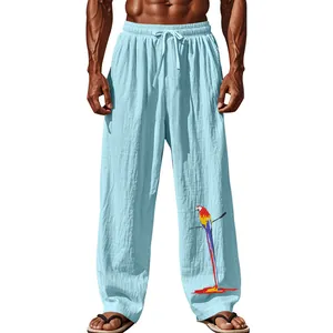 Détail du pantalon léger en coton et lin pour homme avec imprimé perroquet coloré
