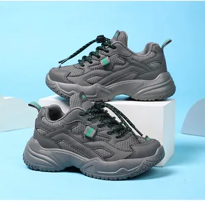 Zapatillas chunky de malla transpirable para niños en gris con detalles verdes y suela.