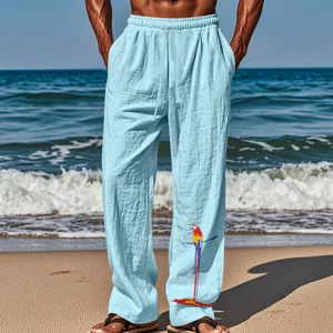 Détail du pantalon bleu clair en coton et lin pour homme avec imprimé perroquet