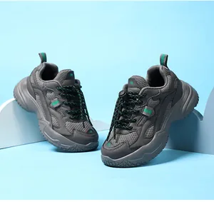 Detalle de zapatillas de malla gris para niños con detalles verdes y suelas gruesas