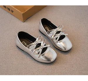 Nahaufnahme von silbernen Kinder-Ballerinas mit einem glänzenden Metallic-Finish