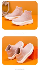Vue détaillée des baskets chaussettes roses en maille respirante pour enfants.