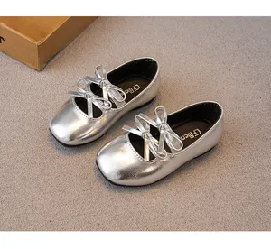 Premium Detailansicht silberner Metallic-Mary-Janes mit stilvollen doppelten Schleifen.