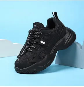 Primer plano de zapatilla dad negra de malla transpirable para niños en fondo azul