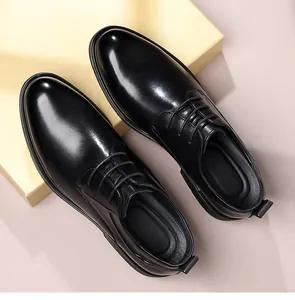 Vista dall'alto di eleganti scarpe Derby in pelle nera da uomo, stile business.