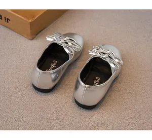 Nahaufnahme von silbernen Ballett-Flats für Mädchen mit Metallic-Finish und einer Schleife