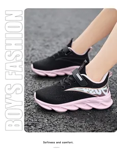Vista detallada de zapatillas de malla transpirable en negro y rosa para niños en asfalto.