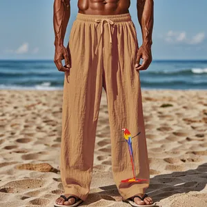 Gros plan du motif perroquet sur ce pantalon de plage pour homme en coton et lin respirant