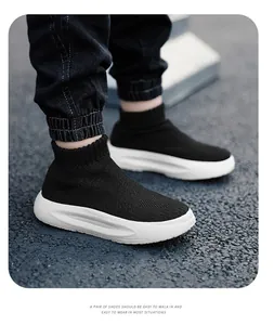 Vue portée détaillée de baskets chaussettes montantes en maille noire pour enfants