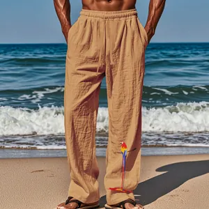 Détail de l'imprimé perroquet sur le pantalon de plage ample en lin kaki pour homme