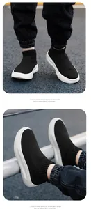 Détail de chaussures chaussettes montantes noires pour enfants à semelles blanches