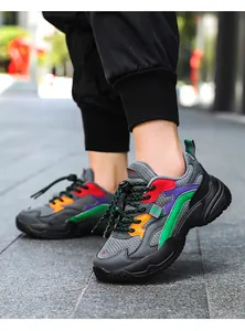 Primer plano de zapatillas chunky de malla transpirable de colores para niños