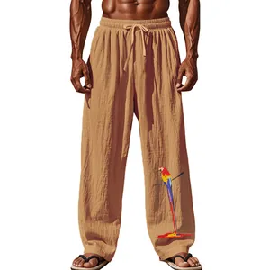 Gros plan sur le motif perroquet du pantalon décontracté en coton et lin pour hommes