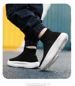 Détail de chaussures chaussettes tricotées pour enfants avec semelle blanche souple