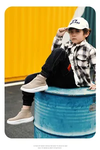 Gros plan de baskets chaussettes respirantes pour enfants en fly-knit portées par un mannequin