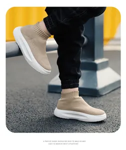 Vue détaillée des baskets montantes en maille respirante kaki pour enfants avec design slip-on