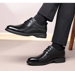 Scarpe Derby classiche in pelle nera da uomo, scatto di dettaglio in stile business.