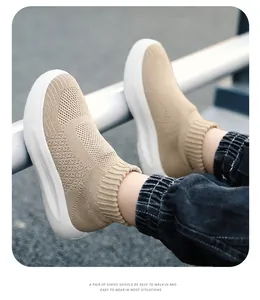Chaussures chaussettes beiges pour enfants en maille avec de larges semelles blanches