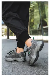 Vista lateral detallada de zapatillas chunky de malla transpirable gris para niños al aire libre