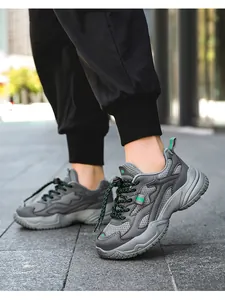 Primer plano de zapatillas de malla gris transpirable con detalles verdes para niños y niñas.