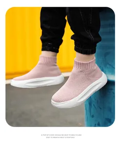 Détail de baskets chaussettes en tricot rose pour enfants avec semelles blanches
