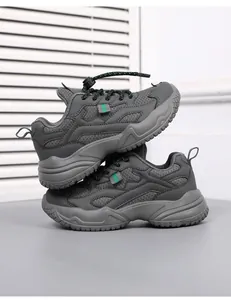 Zapatillas chunky de malla transpirable gris para niños y adolescentes en vista apilada
