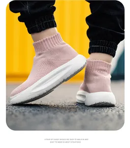 Gros plan de chaussures chaussettes roses en maille respirante pour enfants à semelles blanches
