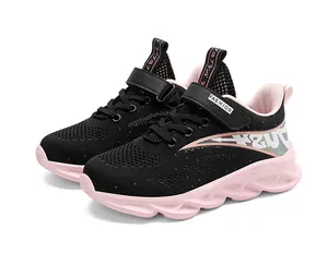 Detalle de zapatillas de running de malla transpirable negra y rosa para niñas con velcro.