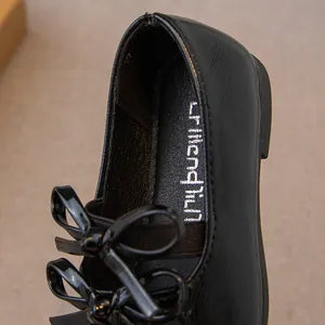 Elegante schwarze Ballerinas für Mädchen mit einer schicken Schleife und Silberlogo
