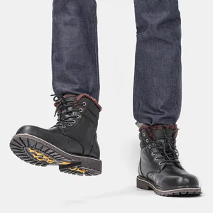 Détail de bottes d'hiver en cuir noir pour hommes avec doublure fourrée et semelle crantée